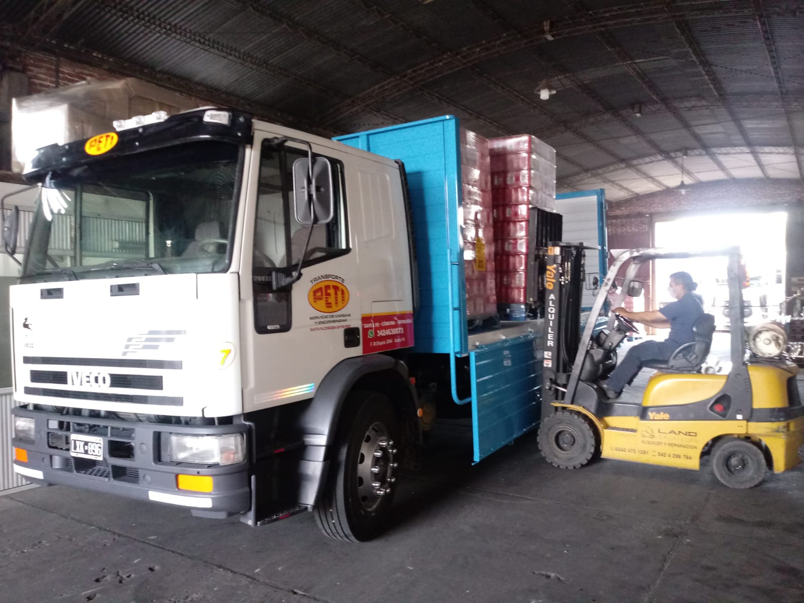 Camión PETI cargando mercadería paletizada con autoelevador