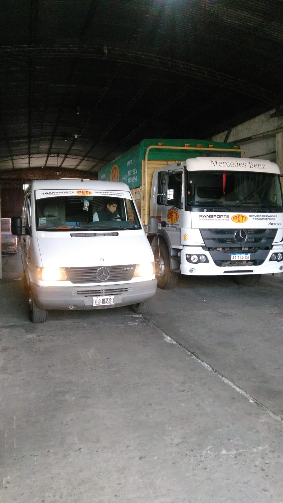 Camión y utilitario de Transporte PETI en depósito